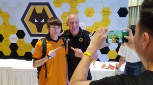 Steve Bull poses for photos.