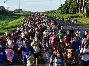 Supporting image for story: New migrant caravan leaves southern Mexico on foot to head for US border