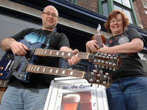 Supporting image for story: Shropshire pair put new Dragons' Den stars through their paces