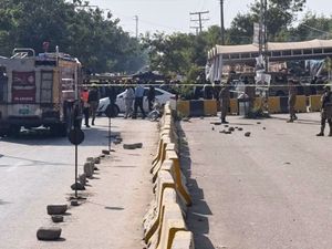 Supporting image for story: Suicide bomber kills 12 outside court in Pakistan