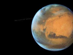 Supporting image for story: This is the moment Mars was inadvertently photobombed by a tiny moon named Phobos