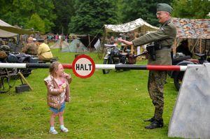 Colin Mackie from Sheffield holds his checkpoint as Heavanti-J Harper, three, approaches