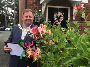 Supporting image for story: Gardening fans urged to help Wellington bloom this summer 