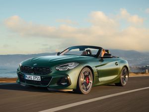 Supporting image for story: BMW brings back manual gearbox to its Z4 sports car