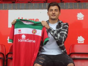 Supporting image for story: Walsall sign midfielder Otis Khan on short-term deal