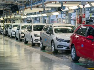 Supporting image for story: UK car production figures increase in July