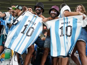 Supporting image for story: Pablo Zabaleta gets Buenos Aires feel in Qatar as fans flock to see Lionel Messi