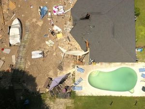 Supporting image for story: A sinkhole in Florida threatened to swallow up a neighbourhood