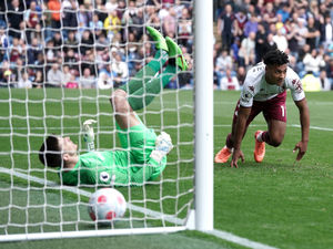 Supporting image for story: Burnley 1-3 Villa - Player ratings