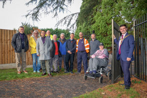 Staff from STAR Housing, Shrewsbury Town Council, Shropshire Council, Monkmoor Recreation Ground, local residents, and the Mayor of Shrewsbury, Councillor Alex Wagner, celebrate the opening of the new pedestrian gate at School Grove, Racecourse Crescent, Shrewsbury.)