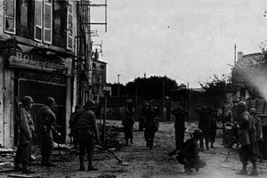 Soldiers bring back German prisoners