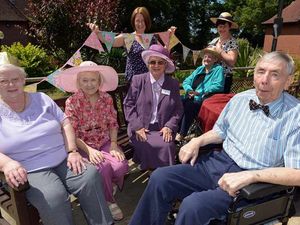 Supporting image for story: Veteran comedian Tommy Mundon honoured with garden party at hospice
