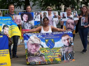 Supporting image for story: Russia and Ukraine say a major prisoner swap has begun