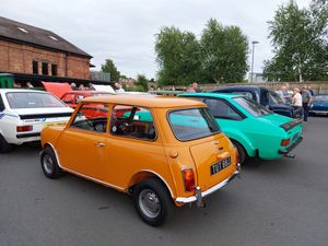 Pictures: Brimfield Vintage Club