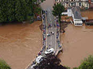 Supporting image for story: Man dies in floods chaos