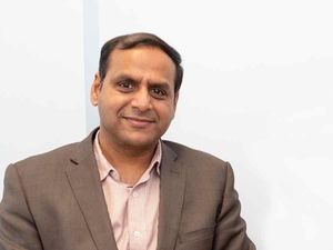 Supporting image for story: Off-duty doctor saves passenger's life on flight after almost dying twice