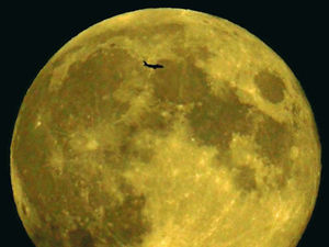 Supporting image for story: Star Witness: Stunning shot of plane on the moon