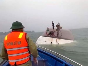 Supporting image for story: Five remain missing after tourist boat capsizes in Vietnam