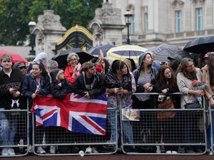Supporting image for story: Heavy rain forecast for early-morning mourners in London queue