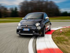 Supporting image for story: Limited-edition Abarth 695 Esseesse breaks cover