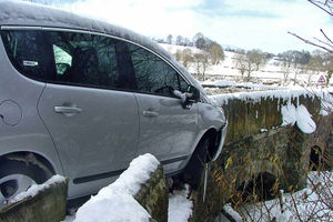 Supporting image for story: Driver in lucky escape as car teeters on bridge edge