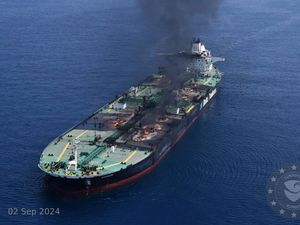 Supporting image for story: Fresh bid under way to salvage oil tanker attacked by Houthi rebels