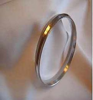 A bangle like the one found with the remains