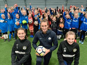 Supporting image for story: Lioness Jill Scott passes on top tips at Telford College