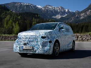 Supporting image for story: Mercedes VLE to arrive in 2026
