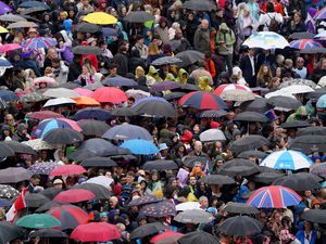 Supporting image for story: Britons told to don raincoats and expect puddles amid damp coronation weather