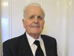 Supporting image for story: D-Day veteran recalls first learning of invasion as he made his way to beaches