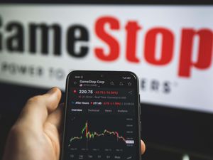 Supporting image for story: FCA uses ad tied to Dumb Money film to warn cinemagoers of investment risks