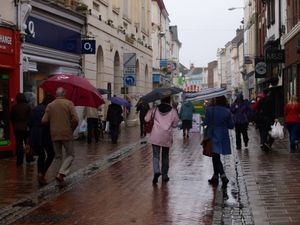 Supporting image for story: Retail sales fall unexpectedly in October amid Budget hit to consumer confidence