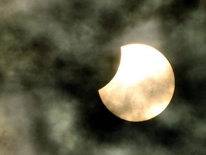 Supporting image for story: Twitter now has a totality emoji to celebrate the solar eclipse