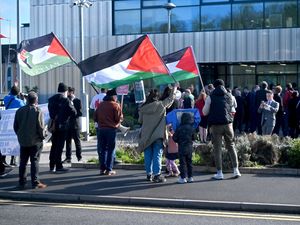 Supporting image for story: Pro-Palestinian protesters target Starmer's visit to region