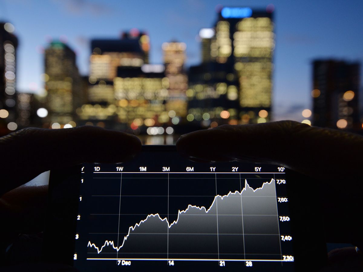 London&rsquo;s FTSE 100 tops milestone 10,000 mark after new year rally