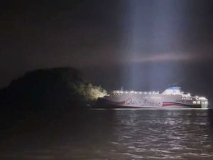 Supporting image for story: Three injured after South Korean ferry carrying hundreds of people runs aground