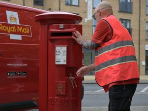 Supporting image for story: Royal Mail calls for union agreement on reforms as it misses post targets