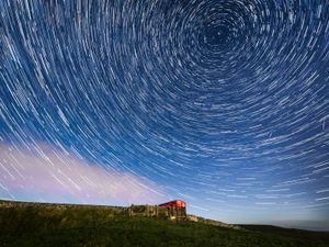 Supporting image for story: Draconid meteor shower set to dazzle night skies