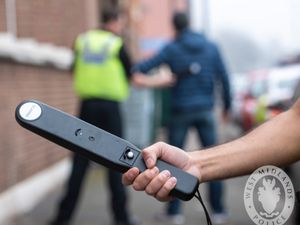 Supporting image for story: Metal-detecting 'wands' for police officers welcomed by MPs