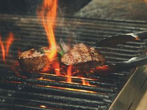 Supporting image for story: Extendable mini-barbecue can clip on to bike for easy picnics