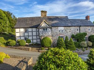 Supporting image for story: June - the month when Powys garden are at their best and pefect to visit