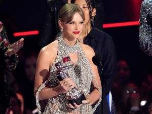 Supporting image for story: Taylor Swift announces new album as she scoops top MTV VMA prize