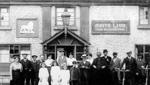 A nostalgic photo of The White Lion from around 100 years ago 