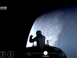 Supporting image for story: Tech billionaire returns to Earth after first private spacewalk