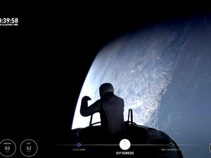 Supporting image for story: Tech billionaire returns to Earth after first private spacewalk