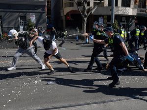 Supporting image for story: Hundreds arrested in skirmishes during Australia lockdown protests