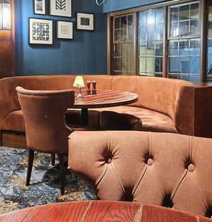 A mix of trend and tradition in the dining room