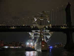 Supporting image for story: New York City mayor says 19 people injured as ship strikes Brooklyn Bridge