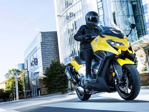 Supporting image for story: Updated Yamaha TMAX brings new look and tech upgrades